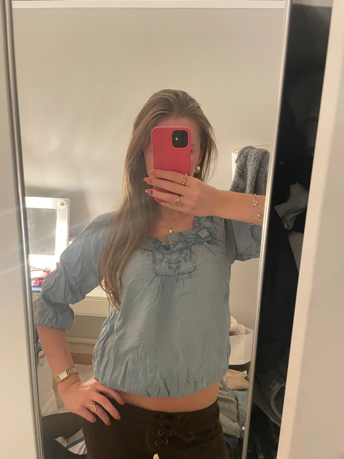 Blå broderad blus med puffärm