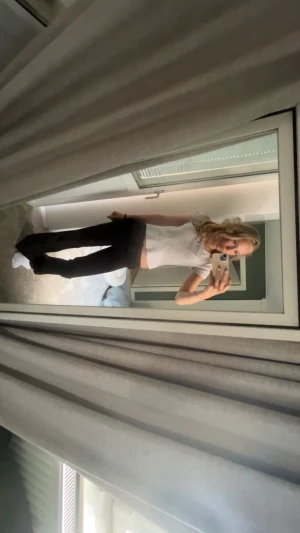 Lågmidjade kostymbyxor - Säljer ett par skit snygga kostymbyxor!!✌️ Köpte för länge sedan. Har inga tecken på användning. Jag är 168 som exempel❣️