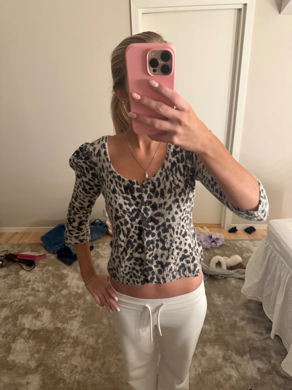 Leopardmönstrad croppad blus från H&M