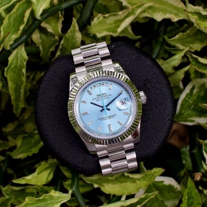 Seiko silverklocka med blå urtavla - Säljer en stilren Seiko Oyster Perpetual Day-Date med ljusblå urtavla och silverfärgat armband i metall. Klockan har dag- och datumvisning, räfflad bezel och markerade index. Perfekt för dig som gillar klassisk design med modern touch.