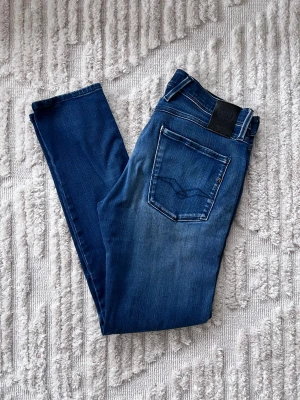 Replay Anbass Jeans - Blå Replay Jeans i modellen Anbass | storlek: W31 L32 | skick: utmärkt!