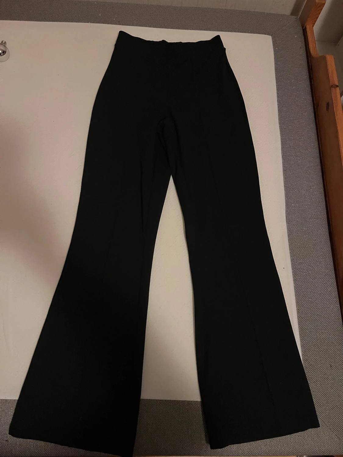 Svarta bootcut byxor med hög midja