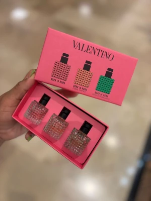 Valentino Born in Roma miniset - Upptäck tre olika dofter från Valentinos Born in Roma-serie i ett snyggt miniset. Perfekt för dig som vill testa nya parfymer eller ha med på språng. Innehåller Born in Roma, Coral Fantasy och Green Stravaganza.