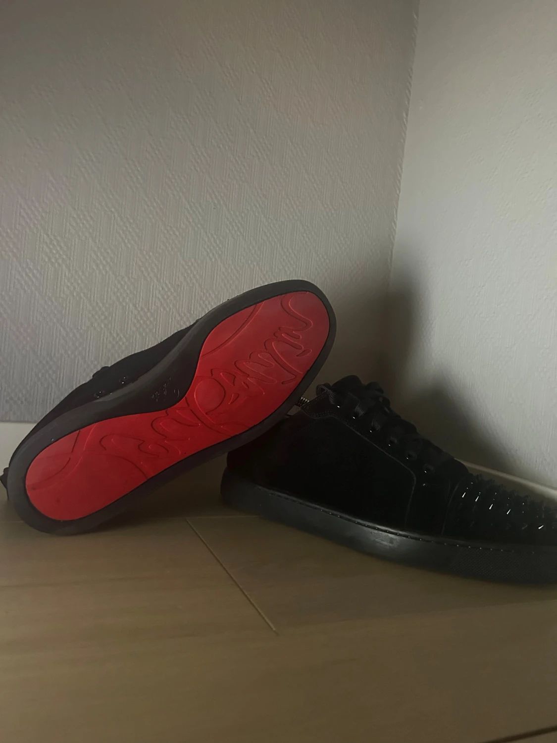 Svarta Louboutin sneakers med nitar - 1