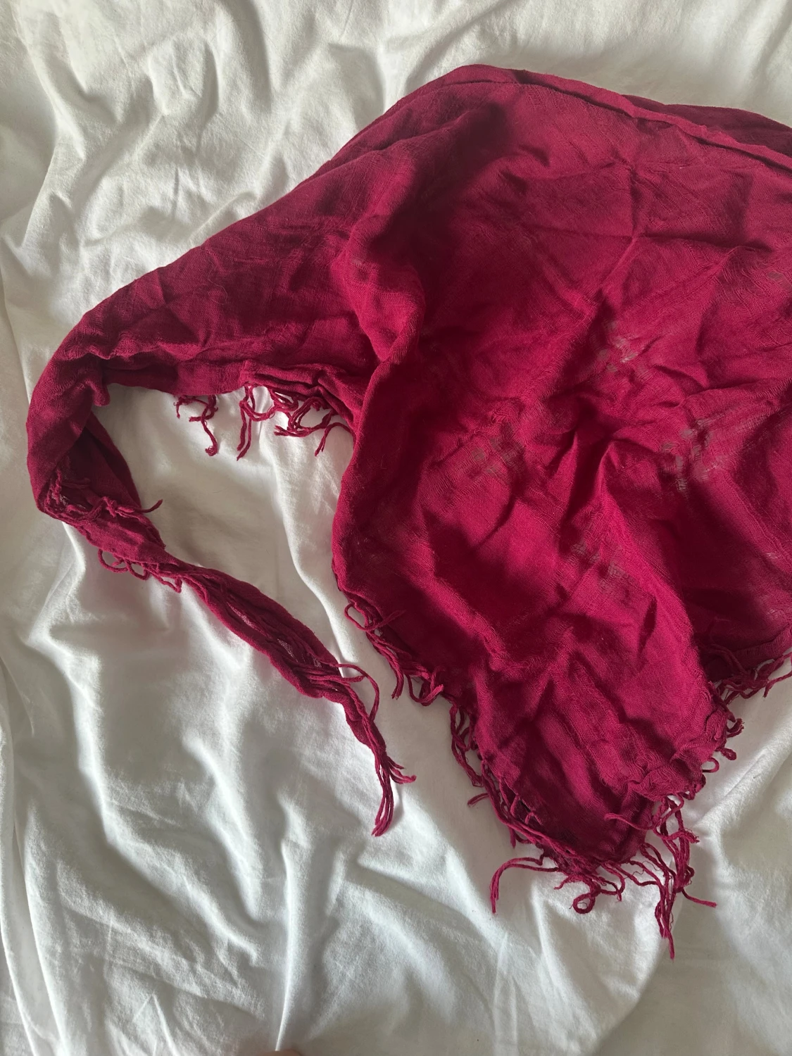 Vinröd tunn halsduk med fransar - 2