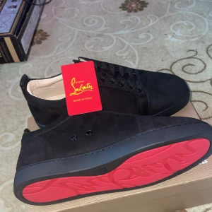 Christian Louboutin  - Jag säljer skorna för dem passar inte mig, skorna är helt ny har aldrig använt, 