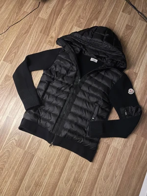  Svart moncler cardigan - Hej! Säljer en ny moncler cardigan i storlek M. Den har nfc scan och är väldigt fin och snygg😊 Skriv gärna om ni har funderingar!