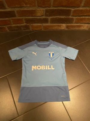 Malmö FF T-skirt - Hej, säljer min Malmö FF T-skirt som inte används. Storleken är 9-10 år/140. Skriv gärna om frågor!