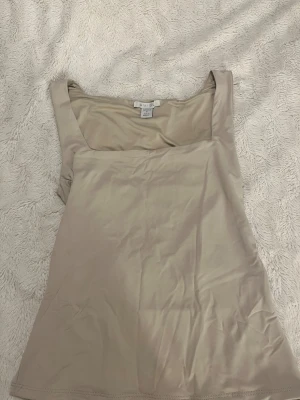 Beige linne från Amisu - Säljer ett linne i beige från Amisu i storlek S.