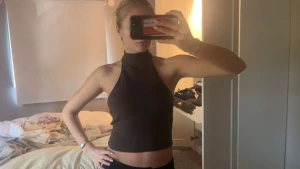 Brun croppad halterneck linnetopp - Säljer en brun croppad halterneck topp med hög hals och öppen rygg. Toppen är ärmlös och har en tight passform som framhäver axlarna. Perfekt att styla med jeans eller kjol för en trendig look. Aldrig använd och väldigt stretchig i materialet.