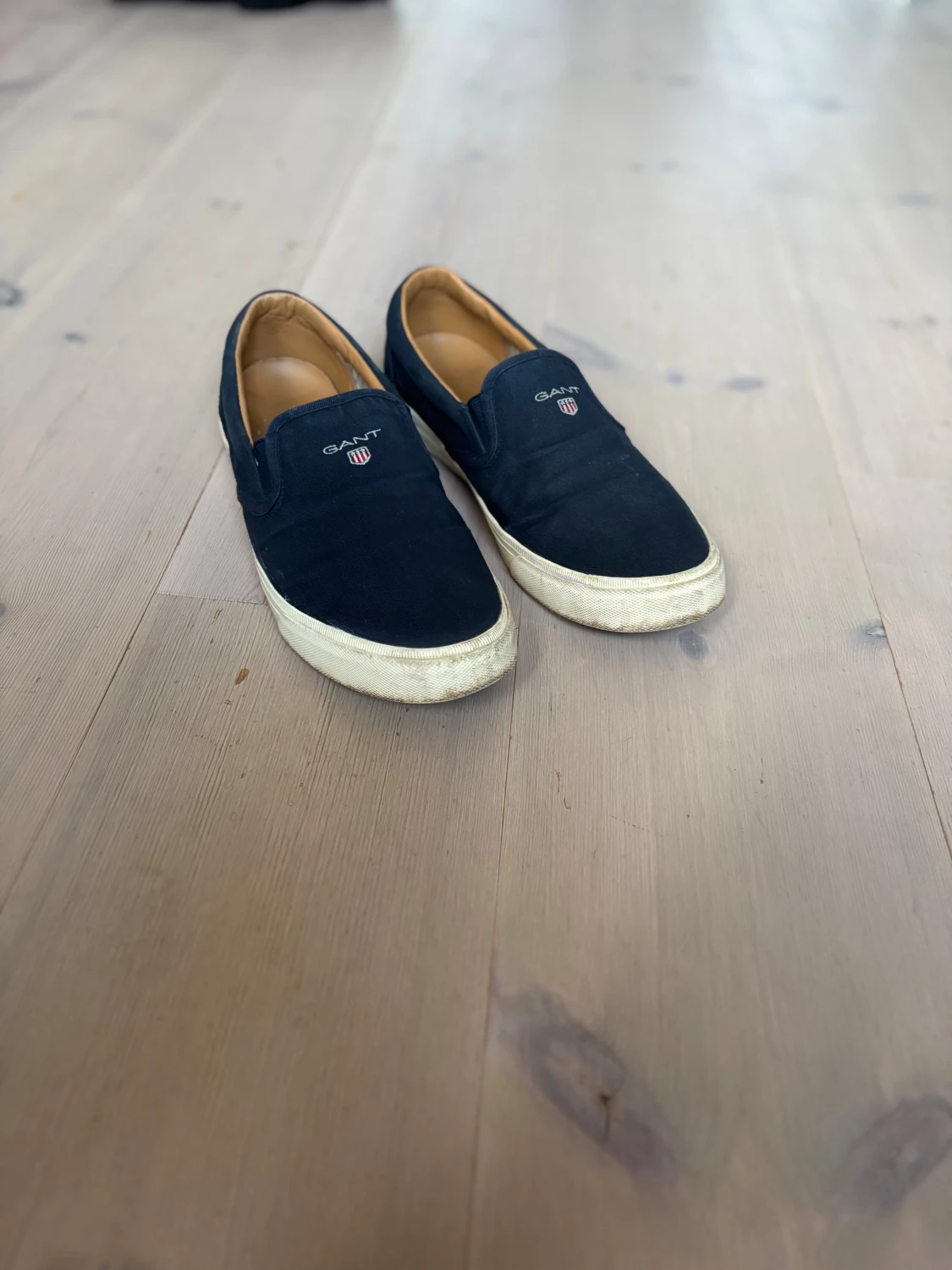 Marinblå slip-on sneakers från Gant strl 41