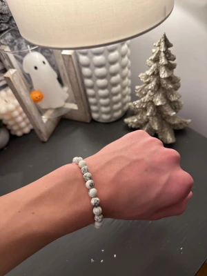 Vitt pärlarmband med marmormönster - Tja det är helt nytt och är i elastiskt  material. Men var försiktig med att strecka det för långt. Finns flera färger så kolla in min profil om du vill ha flera stycken. Perfekt till bra outfits.