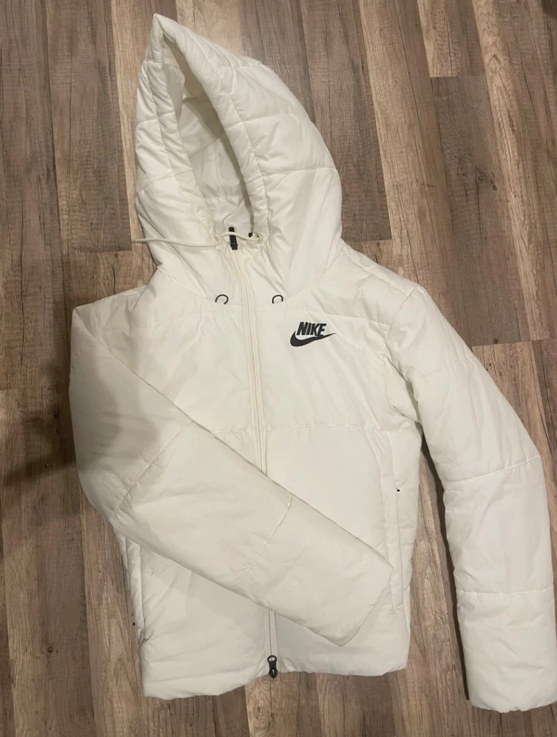 Vit pufferjacka från Nike XS