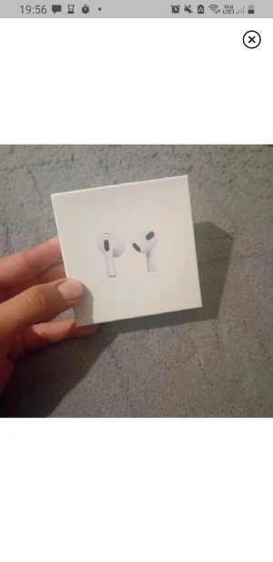 AirPods 3 - Säljer ett par Apple AirPods 3 i originalförpackning. Trådlösa hörlurar med hög ljudkvalitet och smidig anslutning till iPhone och andra Apple-enheter. Kartongen ser ut att vara i nyskick utan synligt slitage eller defekter.