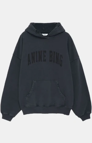 Mörkgrå hoodie från Anine Bing - Säljer en oversized mörkgrå hoodie från Anine Bing med stor logga framtill. Tröjan har huva med snörning, stor magficka och långa ärmar med ribbade muddar. Perfekt för chill dagar och streetstyle.