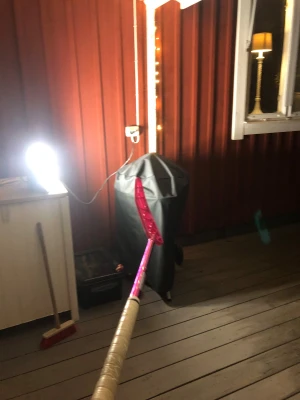 Zone innebandyklubba icethin air 2 blad - Runt 1 månad gammal ZONE ICETHIN riktigt Nice klubba för bollkontroll golv zorro och bladet air2 är runt top 2  bästa skott bladen som zone gjort tycker jag.Också snygg grå grepplinda. Hör av er för mer bilder eller funderingar. Priset ej hugget i sten!