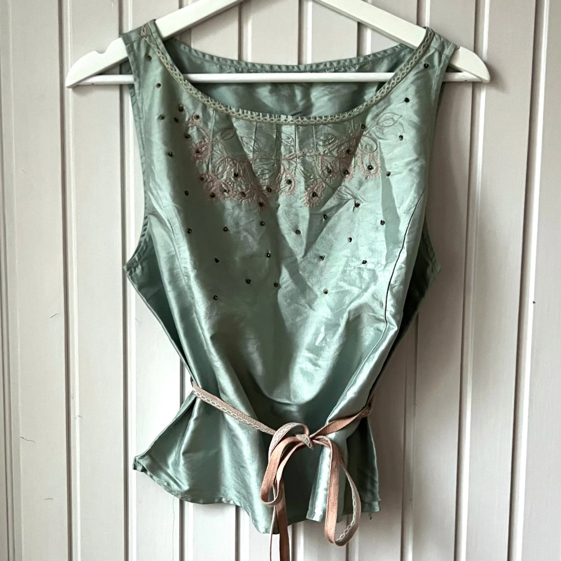 Mintgrön broderad linnetopp i siden