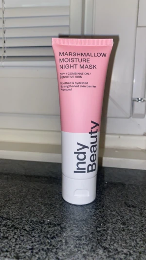 Indy Beauty Marshmallow Night Mask - Fuktgivande nattmask från Indy Beauty i rosa och vit tub. Marshmallow Moisture Night Mask passar torr, kombinerad och känslig hud. Ger återfuktad och lugnad hud med stärkt hudbarriär. Perfekt för dig som vill vakna med plumpad och mjuk hud.