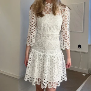 Studentklänning - Så fin klänning väldigt eftertraktad med prislapp kvar!! Den perfekta studentklänningen🙌🏻🩷