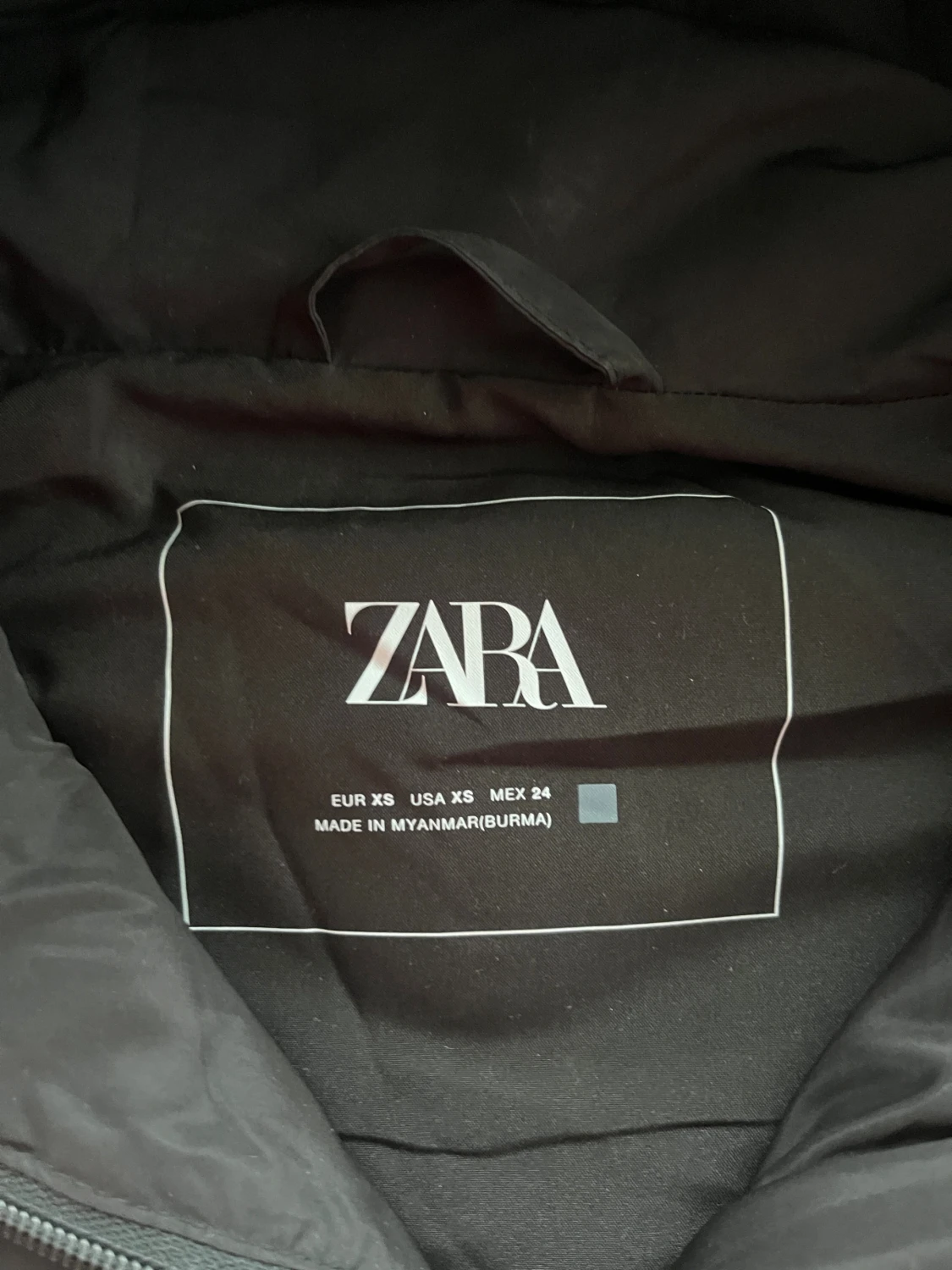 Svart quiltad dunväst från Zara XS - 2