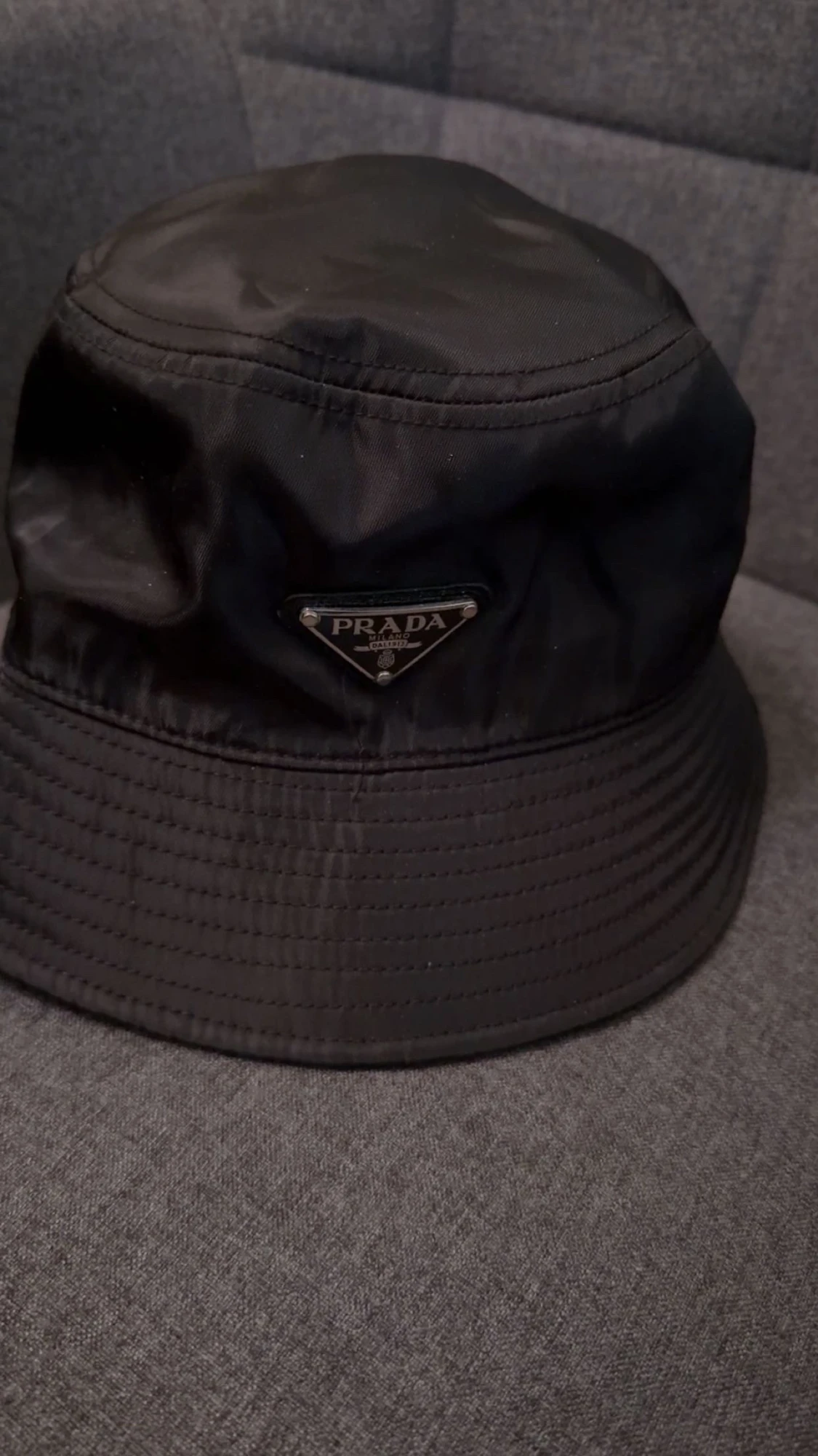 Svart bucket hat från Prada