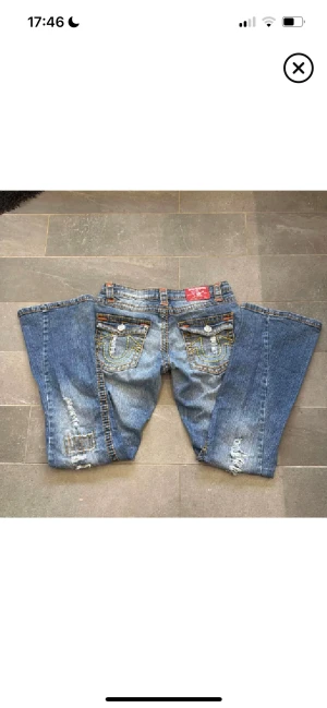 True religion jeans  - Unika true religion jeans, aldirg sett några liknande. Midjemåttet rakt över: 37cm innerbenslängden: 79cm🫶 inga bilder på pågrund av att de inte passar!