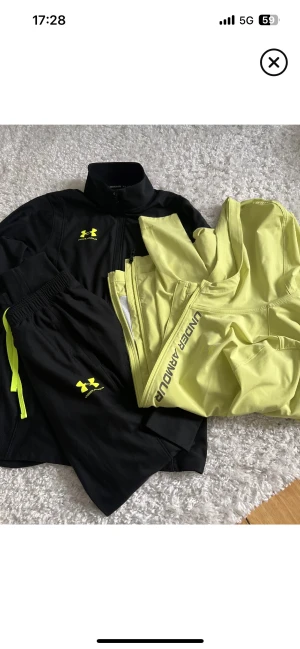 Under armour dress och jacka - Under armour dress och matchande vindjacka. Allt i storlek S