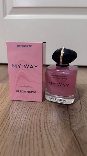 Giorgio Armani My Way Edition 90ml - Limited Edition Nacre av My Way från Giorgio Armani. Volym: 90 ml. Ingredienser: alkohol, parfym, aqua, linalool, benzyl salicylate, limonene, geraniol m.fl. Tillverkad i Frankrike. Snygg rosa flaska, exklusiv känsla.