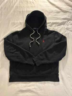 Svart Ralphlauren Hoodie - Riktigt fet Ralphlauren hoodie i färgen svart. Feta vita snören och är riktigt skön! Storlek S. 
