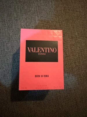 Valentino Donna Born In Roma 100ml - Valentino Donna Born In Roma Eau de Parfum, 100 ml. Tillverkad i Frankrike. Ingredienser: alkohol, parfym, vatten, bensylsalicylat, hydroxycitronellal, limonen, linalool, citral, citronellol, geraniol, och fler. Snygg förpackning som sticker ut.