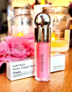 Rare Beauty Soft Pinch Blush! - Soft Pinch Dewy Liquid Blush ”Happy” från Rare Beauty. 7,5 ml. Ny med kartong. 