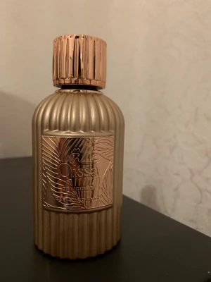 Qissa Delicious Eau de Parfum - Qissa Delicious från Paris Corner. 100 ml Eau de Parfum. Endast använt fåtal gånger, iprincip som ny! 