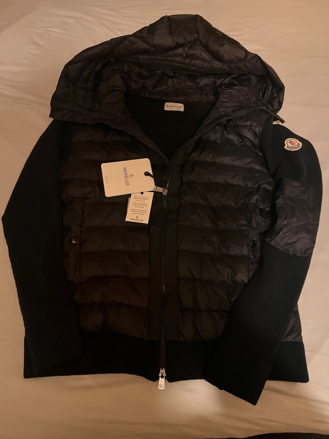 Svart Moncler pufferjacka med huva - 1