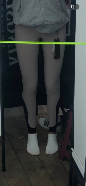 Grå ridbyxor från Cavalliera Toscana  - Storlek 14 år, knappt använda så jättefint skick! Nypris 1700, inte så mörka som på bilden utan mer beigegrå