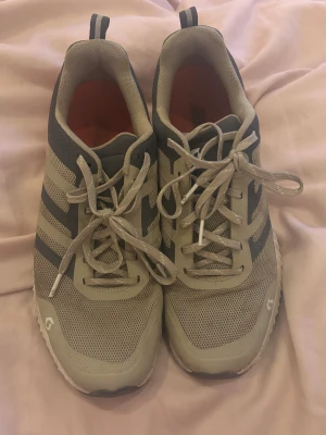 Scott Kinabalu 2 sneakers, beige/grå - Säljer ett par Scott Kinabalu 2  i grått  med orange detaljer på sulan. Skorna har mesh-ovandel för bra andningsförmåga, snörning och robust yttersula med grovt mönster för extra grepp. Perfekta för dig som gillar att vara aktiv utomhus.