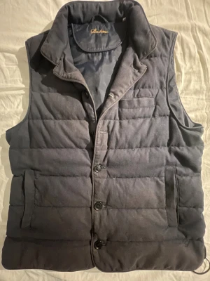 Stenströms väst - Säljer denna bäst då den inte kommer till användning   Dem har hög snygg krage som ger en lyxig look    Två knappar har tyvärr gott sönder där av ett lågt pris, nypris ligger runt 3000     Skriv vid minsta fundering.