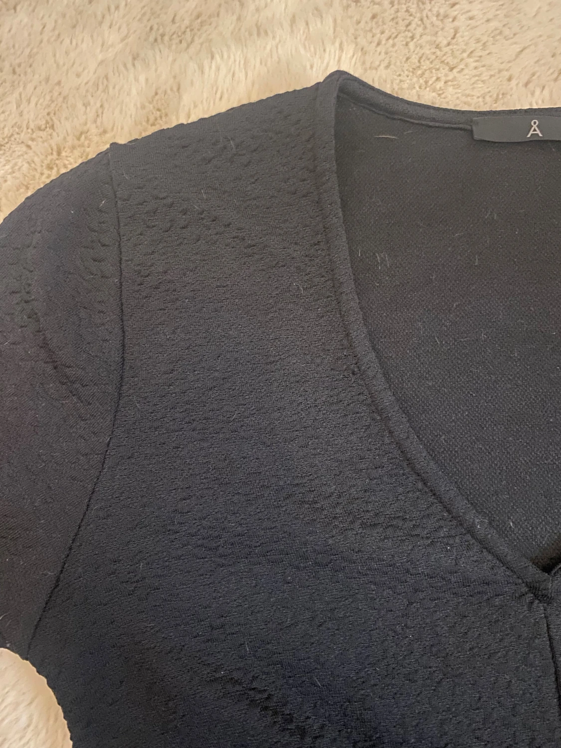 Svart v-ringad blus med trekvartsärm - 4