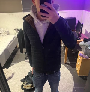  Marinblå jacka - Jag på bilden är 184 och 72kg. Säljer en discontinued äldre jacka ifrån Jack and Jones premium. Sjukt unik o snygg och perfekt passform. Inga deffekter alls den är som ny!