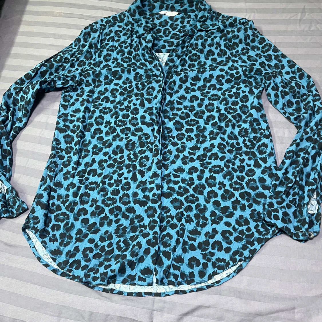 Blå leopardmönstrad skjorta S - 4