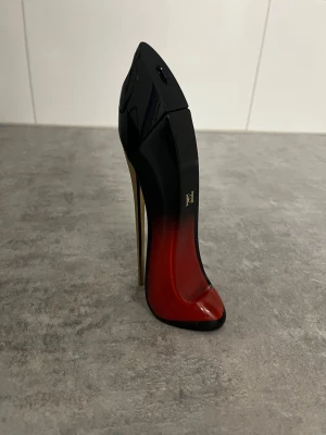 Carolina Herrera Very good girl Elixir parfym 50ml - Snygg parfym i unik high heel-flaska från Carolina Herrera. 50 ml Eau de Parfum Elixir. Endast testa några gånger!