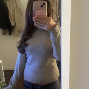 Beige stickad tröja från Vero Moda - Mysig beige stickad tröja från Vero Moda med rund halsringning och ribbade muddar. Perfekt för lager-på-lager och passar till både jeans och kjol. Enkel och stilren design som funkar året runt. 