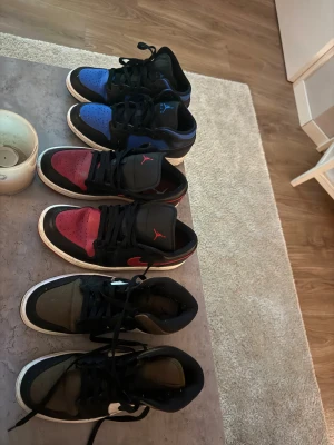 Nike Jordan 1 Low sneakers i olika färger - Säljer dessa åt en vän som rensar lite gamla skor, 420 kr styck, säljs i nuvarande skick och frakten står på köparen, dem blåa är strl 37,5// bruna strl 39/ röda strl 42 