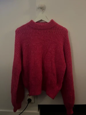 Stickad tröja  - Fin stickad mörk rosa tröja