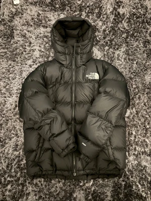 The North Face puffer jacks - Säljer en svart The North Face Men's Diablo Down 2.0 Hooded jacka. Jackan har hög krage, quiltad design och dragkedja framtill. Loggan syns både fram och bak. Perfekt för kalla dagar med sin tjocka och fluffiga look som håller värmen bra.