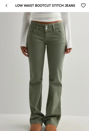 Nelly jeans  - Gröna jeans från nelly med fina bakfickor i storlek 34. Jättefint skick. De har en liten svart prick, men inget man tänker på (sida 3) 💞 jeansen har tappat lite färg, jag har inte så bra kamera så man ser inte färgen så bra