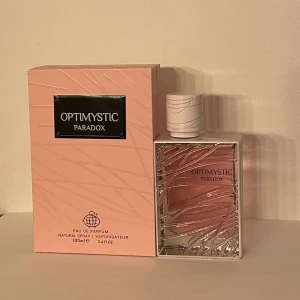 Optimystic Paradox fragrance world  - Optimystic Paradox är en Eau de Parfum  100 ml, .endast testad Se bilder för mängd kvar. Väldigt lik Prada paradox.  Feminin omtyckt doft. 