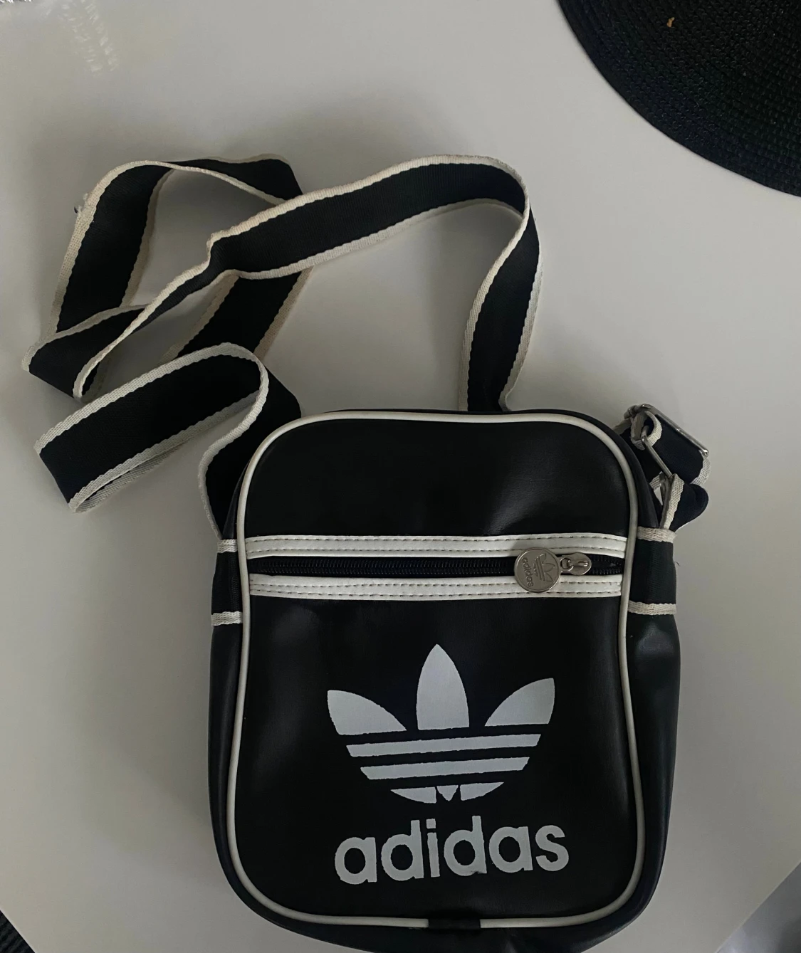 Svart axelväska från Adidas