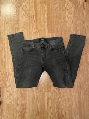 J Lindeberg Jeans - Fina J Lindeberg jeans i bra skick säljes! Grå Jeans i storlek 33/32. Hör av dig vid eventuella frågor! 😀