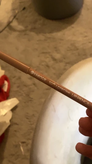 Essence soft & precise läppenna nude - Läppenna från Essence i färgen 301 Romantic, perfekt för att definiera och forma läpparna. Pennan har en mjuk och precis spets som gör det enkelt att få snygga konturer. Slimmad design i plast med tryckt logga och text.