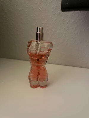  parfymflaska i kroppform - Snygg parfym med rosa vätska i en flaska formad som en kropp. Är osäker på vad parfymen heter men den lunkar väldigt gott😅💕